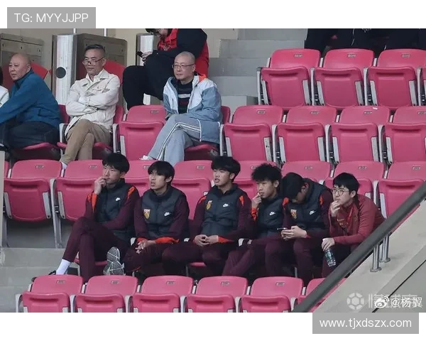 申花四将健身房独自刻苦训练